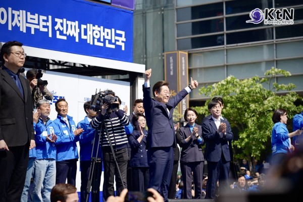 “진보도 보수도 아닌 오직 대한민국” 이재명, 광화문서 대선 출정 선언 [영상]  사진=2025 05.12  강유정 엑스 갈무리 K trendy NEWS DB ⓒ케이 트렌디뉴스 무단전재 및 수집, 재배포금지