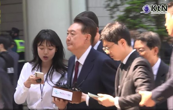 “尹, 두 번, 세 번 계엄하면 돼”… 수방사 부관의 법정 증언  배신감 느꼈다던 수방사 前부관, 윤석열 통화내용 폭로  사진=2025 05.12  오마이 뉴스 영상 갈무리 K trendy NEWS DB ⓒ케이 트렌디뉴스 무단전재 및 수집, 재배포금지