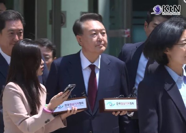 “尹, 두 번, 세 번 계엄하면 돼”… 수방사 부관의 법정 증언  배신감 느꼈다던 수방사 前부관, 윤석열 통화내용 폭로  사진=2025 05.12  오마이 뉴스 영상 갈무리 K trendy NEWS DB ⓒ케이 트렌디뉴스 무단전재 및 수집, 재배포금지