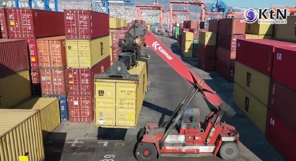 미·중, 고율 관영상세 115%씩 내렸다… 6년 무역전쟁에 ‘휴전’ 신호  사진=2025 05.12  수출  무역 자료 사진 SBS   갈무리  K trendy NEWS DB ⓒ케이 트렌디뉴스 무단전재 및 수집, 재배포금지