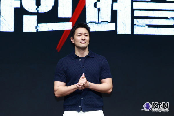 [KtN 포토] 이게 바로 강력계 형사 팔뚝이지~ 손석구...이두에 '두근두근'  사진=2025 05.14  오전 서울 종로에 위치한 JW 메리어트 동대문 스퀘어에서 디즈니+ '나인퍼즐' 제작발표회가 진행됐다. 행사에는 배우 김다미, 손석구, 김성균, 현봉식, 윤종빈 감독이 참석해 다양한 이야기를 나누었다.  K trendy NEWS DB ⓒ케이 트렌디뉴스 무단전재 및 수집, 재배포금지