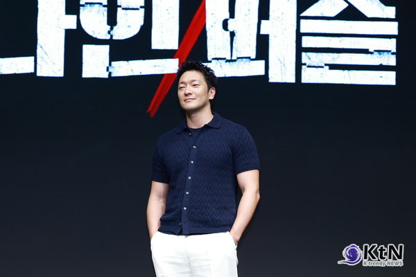 [KtN 포토] 이게 바로 강력계 형사 팔뚝이지~ 손석구...이두에 '두근두근'  사진=2025 05.14  오전 서울 종로에 위치한 JW 메리어트 동대문 스퀘어에서 디즈니+ '나인퍼즐' 제작발표회가 진행됐다. 행사에는 배우 김다미, 손석구, 김성균, 현봉식, 윤종빈 감독이 참석해 다양한 이야기를 나누었다.  K trendy NEWS DB ⓒ케이 트렌디뉴스 무단전재 및 수집, 재배포금지