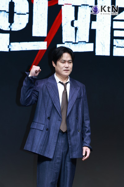 [KtN 포토] 믿고 보는 배우 김성균, 아우라가 강력반 팀장이었어?!  사진=2025 05.14  오전 서울 종로에 위치한 JW 메리어트 동대문 스퀘어에서 디즈니+ '나인퍼즐' 제작발표회가 진행됐다. 행사에는 배우 김다미, 손석구, 김성균, 현봉식, 윤종빈 감독이 참석해 다양한 이야기를 나누었다.  K trendy NEWS DB ⓒ케이 트렌디뉴스 무단전재 및 수집, 재배포금지