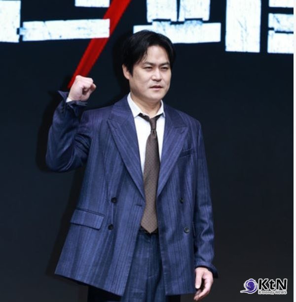 [KtN 포토] 믿고 보는 배우 김성균, 아우라가 강력반 팀장이었어?!  사진=2025 05.14  오전 서울 종로에 위치한 JW 메리어트 동대문 스퀘어에서 디즈니+ '나인퍼즐' 제작발표회가 진행됐다. 행사에는 배우 김다미, 손석구, 김성균, 현봉식, 윤종빈 감독이 참석해 다양한 이야기를 나누었다.  K trendy NEWS DB ⓒ케이 트렌디뉴스 무단전재 및 수집, 재배포금지