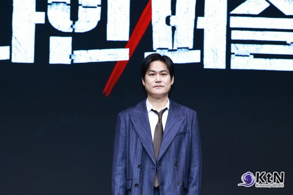 [KtN 포토] 믿고 보는 배우 김성균, 아우라가 강력반 팀장이었어?!  사진=2025 05.14  오전 서울 종로에 위치한 JW 메리어트 동대문 스퀘어에서 디즈니+ '나인퍼즐' 제작발표회가 진행됐다. 행사에는 배우 김다미, 손석구, 김성균, 현봉식, 윤종빈 감독이 참석해 다양한 이야기를 나누었다.  K trendy NEWS DB ⓒ케이 트렌디뉴스 무단전재 및 수집, 재배포금지