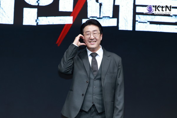 [KtN 포토] '볼 하트' 인사하는 현봉식, ‘DP’ 상관 현봉식, 이번엔 막내 형사로 사진=2025 05.14  5월 14일 오전 서울 종로에 위치한 JW 메리어트 동대문 스퀘어에서 디즈니+ '나인퍼즐' 제작발표회가 진행됐다.행사에는 배우 김다미, 손석구, 김성균, 현봉식, 윤종빈 감독이 참석해 다양한 이야기를 나누었다.  K trendy NEWS DB ⓒ케이 트렌디뉴스 무단전재 및 수집, 재배포금지 