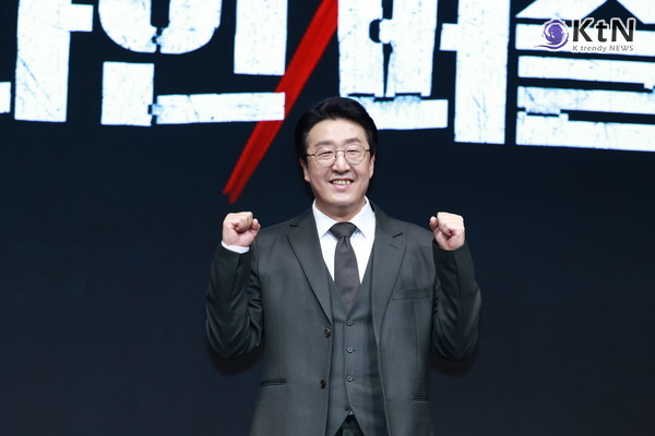 [KtN 포토] '볼 하트' 인사하는 현봉식, ‘DP’ 상관 현봉식, 이번엔 막내 형사로 사진=2025 05.14  5월 14일 오전 서울 종로에 위치한 JW 메리어트 동대문 스퀘어에서 디즈니+ '나인퍼즐' 제작발표회가 진행됐다.행사에는 배우 김다미, 손석구, 김성균, 현봉식, 윤종빈 감독이 참석해 다양한 이야기를 나누었다.  K trendy NEWS DB ⓒ케이 트렌디뉴스 무단전재 및 수집, 재배포금지 
