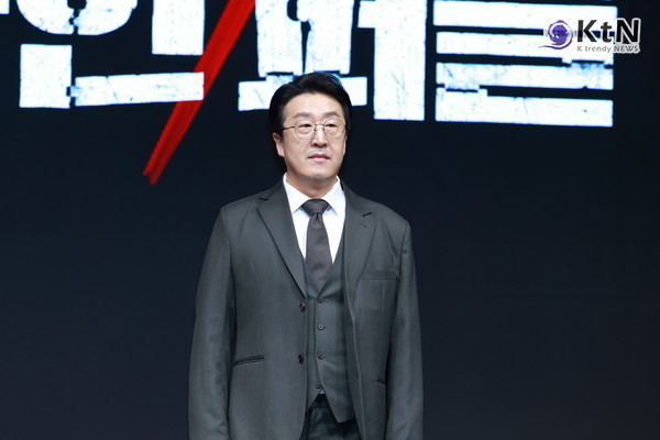 [KtN 포토] '볼 하트' 인사하는 현봉식, ‘DP’ 상관 현봉식, 이번엔 막내 형사로 사진=2025 05.14  5월 14일 오전 서울 종로에 위치한 JW 메리어트 동대문 스퀘어에서 디즈니+ '나인퍼즐' 제작발표회가 진행됐다.행사에는 배우 김다미, 손석구, 김성균, 현봉식, 윤종빈 감독이 참석해 다양한 이야기를 나누었다.  K trendy NEWS DB ⓒ케이 트렌디뉴스 무단전재 및 수집, 재배포금지 