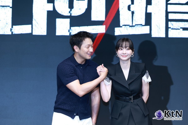 [KtN 포토] '엄청난 갓굴 투샷' 손석구-김다미, '형사와 프로파일러'  사진=2025 05.14 서울 종로구 JW 메리어트 동대문 스퀘어 서울에서 열린 디즈니+ 오리지널 시리즈 ‘나인 퍼즐’ 제작발표회  K trendy NEWS DB ⓒ케이 트렌디뉴스 무단전재 및 수집, 재배포금지