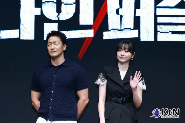 [KtN 포토] '엄청난 갓굴 투샷' 손석구-김다미, '형사와 프로파일러'  사진=2025 05.14 서울 종로구 JW 메리어트 동대문 스퀘어 서울에서 열린 디즈니+ 오리지널 시리즈 ‘나인 퍼즐’ 제작발표회  K trendy NEWS DB ⓒ케이 트렌디뉴스 무단전재 및 수집, 재배포금지