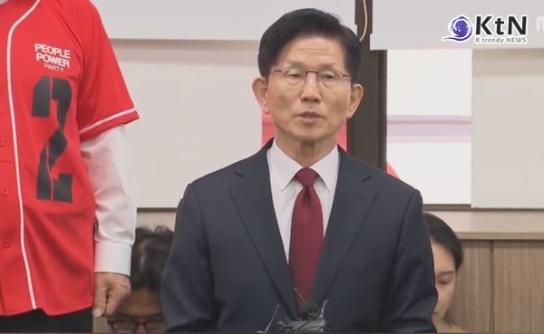 "윤석열 못 내쫓아" 김문수에…윤여준 "국민 우롱. . 진짜와 가짜의 대선이다" [영상]  사진=2025 05.14 MBC  K trendy NEWS DB ⓒ케이 트렌디뉴스 무단전재 및 수집, 재배포금지