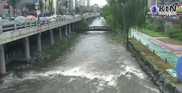 [속보] 서울 도림천·안양천 출입 통제… 기습 폭우에 재난 문자 발송  사진=2025 05.16 도림천  K trendy NEWS DB ⓒ케이 트렌디뉴스 무단전재 및 수집, 재배포금지