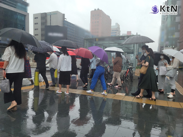 서울 퇴근길 덮친 장대비 …'1시간에 74㎜  폭우' 남양주, 올해 첫  호우주의보  사진=2025 05.16  강남역 교보문고 앞 퇴근길 시민들 K trendy NEWS DB ⓒ케이 트렌디뉴스 무단전재 및 수집, 재배포금지