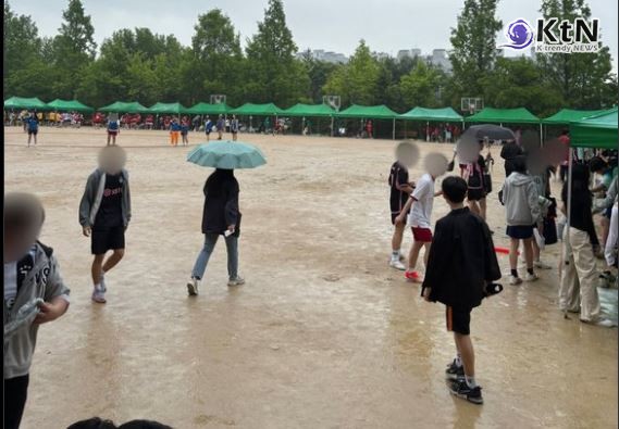 기습 폭우에 프로야구, 전 경기 우천 취소… KBO 17일 더블헤더 총력전  사진=2025 05.16  @seungfeli922  우천 취소로 비를 맞으며 야구장을 찾았던 관중들은 줄줄이 발길을 돌려야  엑스 갈무리  K trendy NEWS DB ⓒ케이 트렌디뉴스 무단전재 및 수집, 재배포금지