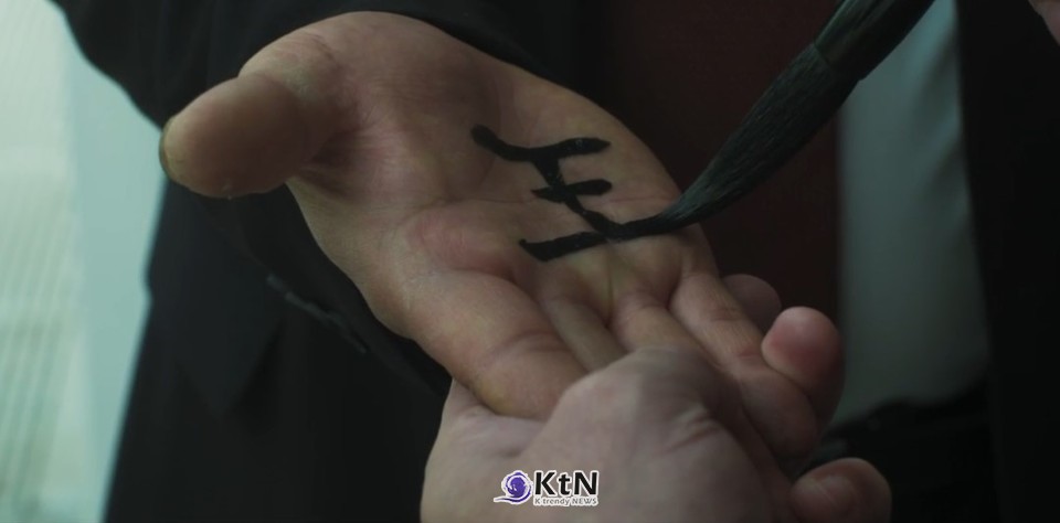 영화 '신명'은 단순한 장르물의 틀을 넘어서, 한국 사회의 금기를 정면으로 다루는 작품으로 평가된다. /사진=(주)열공영화제작소, K trendy NEWS DB ⓒ케이 트렌디뉴스 무단전재 및 수집, 재배포금지