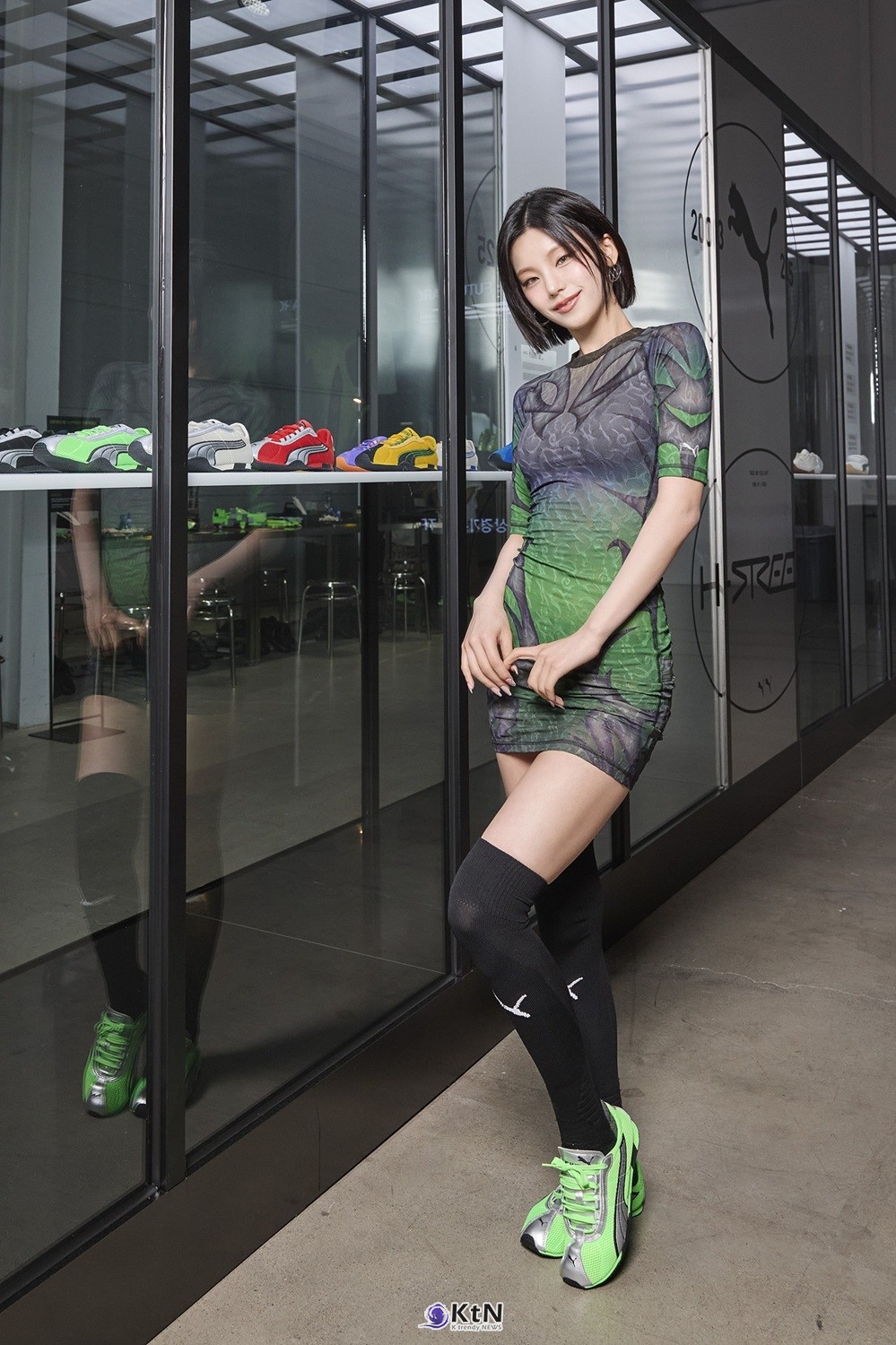 ‘FURTURE ARCHIVES: THE H-STREET’ 글로벌 이벤트 오픈 기념 미디어 행사에 걸그룹 ITZY의 멤버 예지가 참석해 포즈를 취하고 있다. 무대 위에서 다채로운 음악과 의상으로 눈과 귀를 사로잡는 예지의 매력과 H-Street의 트렌디한 무드가 만나 힙한 시너지를 보이고 있다. H-Street 런칭을 기념해 진행되는 이번 글로벌 이벤트는 성수 Layer 41에서 오는 18일까지 진행된다. / 사진=푸마(PUMA). K trendy NEWS DB ⓒ케이 트렌디뉴스 무단전재 및 수집, 재배포금지