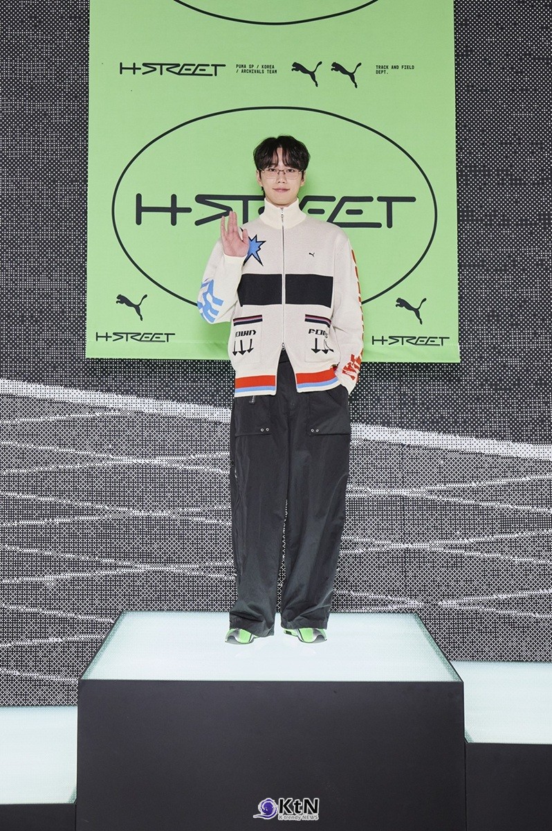 ‘FURTURE ARCHIVES: THE H-STREET’ 글로벌 이벤트 오픈 기념 미디어 행사에 배우 이준영이 참석해 포즈를 취하고 있다. 서울 성수 Layer 41에서 진행되는 이번 이벤트는 푸마의 로우-프로파일 실루엣을 조명하고 브랜드의 유산과 선도적인 문화를 함께 선보이는 ‘Future Archives’ 프로젝트의 일환으로 기획됐다. 행사는 5월 16일부터 18일까지 누구나 방문 가능하다. / 사진=푸마(PUMA). K trendy NEWS DB ⓒ케이 트렌디뉴스 무단전재 및 수집, 재배포금지