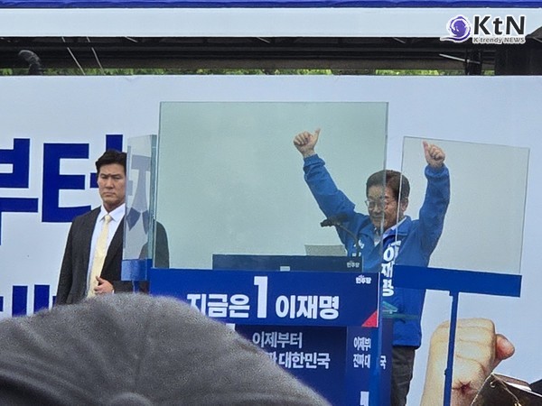 [KtN 포토] 고양찾은 이재명 더불어민주당 후보, 방탄 유리 안 지지 호소  사진=2025 05.20 K trendy NEWS DB ⓒ케이 트렌디뉴스 무단전재 및 수집, 재배포금지