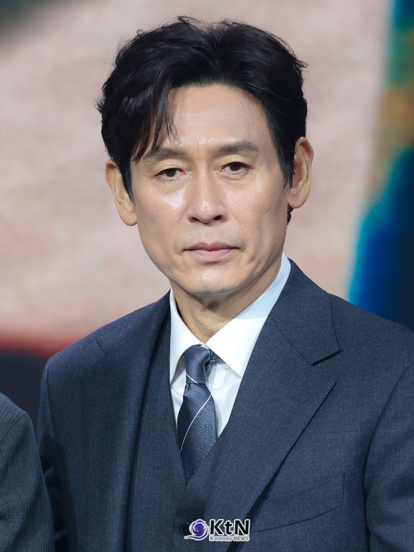 넷플릭스 시리즈 '돌풍' 제작발표회에 참석한 배우 설경구가 포즈를 취하고 있다. /류준열X설경구, 웹툰 원작 ‘들쥐’서 첫 만남…“믿고 보는 조합의 폭발적 시너지”  사진=2025 05.20  넷플릭스 K trendy NEWS DB ⓒ케이 트렌디뉴스 무단전재 및 수집, 재배포금지