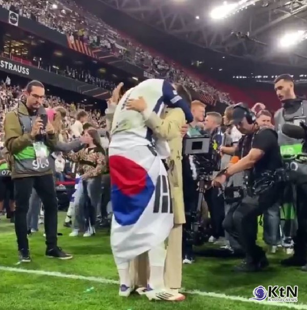 손흥민, 15년간 찾아 헤맨 트로피 품에 안아… 토트넘과 함께 유로파 정상 올랐다 [영상]  사진=2025 05.22  손흥민 엄마와 재회  spursofficial  K trendy NEWS DB ⓒ케이 트렌디뉴스 무단전재 및 수집, 재배포금지