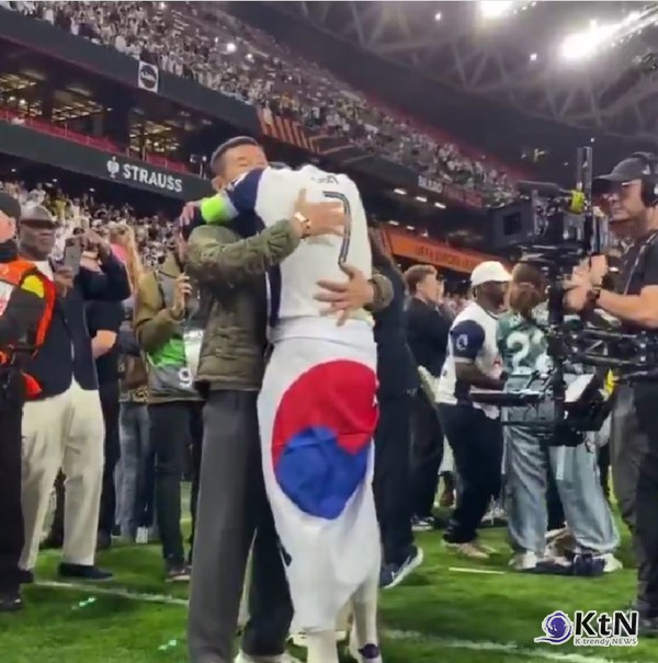 손흥민, 15년간 찾아 헤맨 트로피 품에 안아… 토트넘과 함께 유로파 정상 올랐다 [영상]  사진=2025 05.22  손흥민 아뻐와 재회  spursofficial  K trendy NEWS DB ⓒ케이 트렌디뉴스 무단전재 및 수집, 재배포금지