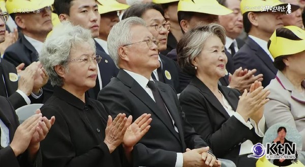 “민주주의 최후의 보루는 깨어있는 시민의 조직된 힘” 노무현 16주기 추도식   사진=2025 05.23  권영숙 영부인 문재인 전 대통령 김정숙 영부인   사람사는세상노무현재단 유튜브 영상 갈무리 K trendy NEWS DB ⓒ케이 트렌디뉴스 무단전재 및 수집, 재배포금지