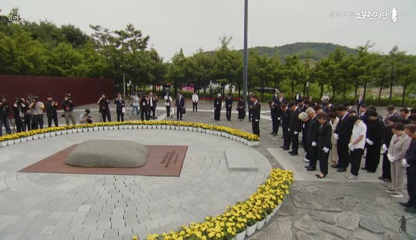 “민주주의 최후의 보루는 깨어있는 시민의 조직된 힘” 노무현 16주기 추도식   사진=2025 05.23     사람사는세상노무현재단 유튜브 영상 갈무리 K trendy NEWS DB ⓒ케이 트렌디뉴스 무단전재 및 수집, 재배포금지