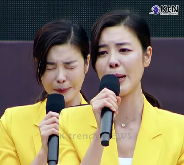 블랙리스트 넘어 봉하 무대에 선 김규리, 노무현 16주기 추도식서 끝내 눈물 [영상]   사진=2025 05.23   K trendy NEWS DB ⓒ케이 트렌디뉴스 무단전재 및 수집, 재배포금지