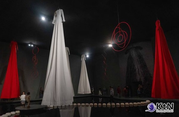 Chiharu Shiota. 사진= Red Brick Art Museum, K trendy NEWS DB ⓒ케이 트렌디뉴스 무단전재 및 수집, 재배포금지