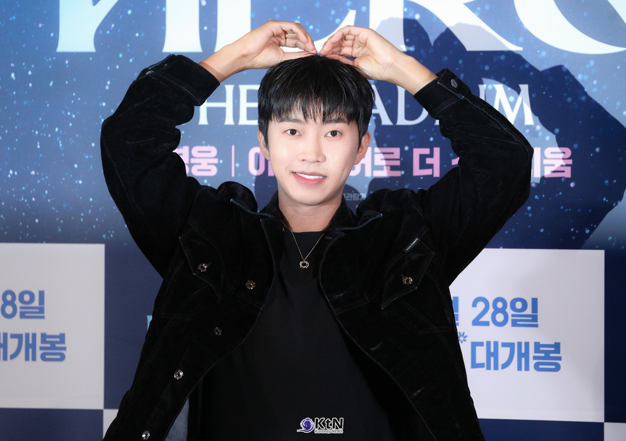 임영웅의 스타디움 입성기를 담은 영화 '임영웅: 아임 히어로 더 스타디움'의 언론, 배급 시사회 및 무대인사에 임영웅이 참석해 포즈를 취하고 있다. / 사진=K trendy NEWS DB ⓒ케이 트렌디뉴스 무단전재 및 수집, 재배포금지.
