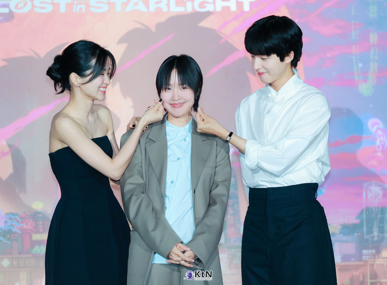 넷플릭스 첫 애니메이션 영화 '이 별에 필요한' 언론 시사회 및 간담회에 배우 김태리, 홍경, 한지원 감독이 참석해 포즈를 취하고 있다. / K trendy NEWS DB. ⓒ케이 트렌디뉴스 무단전재 및 수집, 재배포금지.