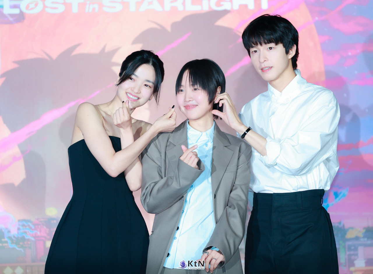 넷플릭스 첫 애니메이션 영화 '이 별에 필요한' 언론 시사회 및 간담회에 배우 김태리, 홍경, 한지원 감독이 참석해 포즈를 취하고 있다. / K trendy NEWS DB. ⓒ케이 트렌디뉴스 무단전재 및 수집, 재배포금지.