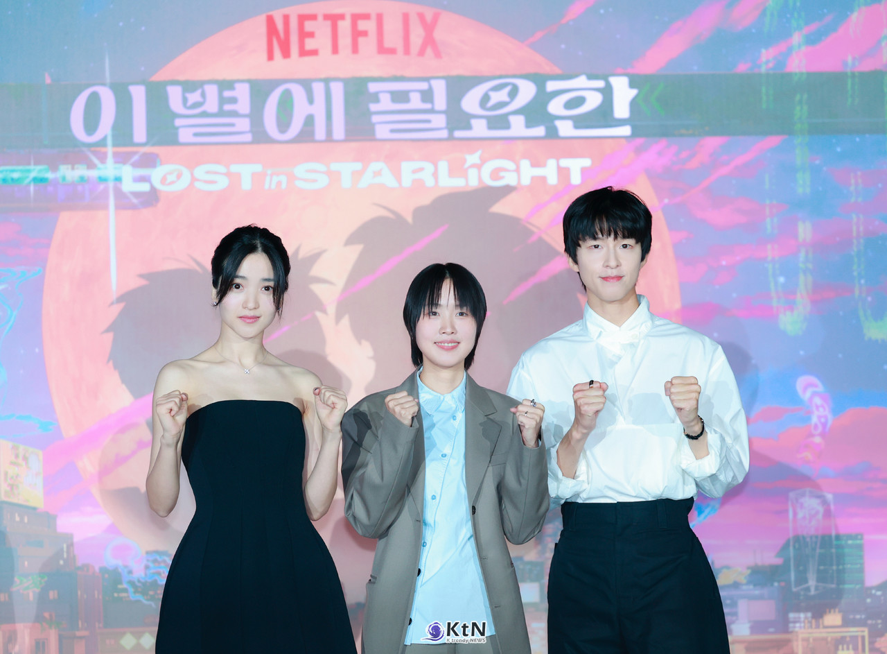 넷플릭스 첫 애니메이션 영화 '이 별에 필요한' 언론 시사회 및 간담회에 배우 김태리, 홍경, 한지원 감독이 참석해 포즈를 취하고 있다. / K trendy NEWS DB. ⓒ케이 트렌디뉴스 무단전재 및 수집, 재배포금지.