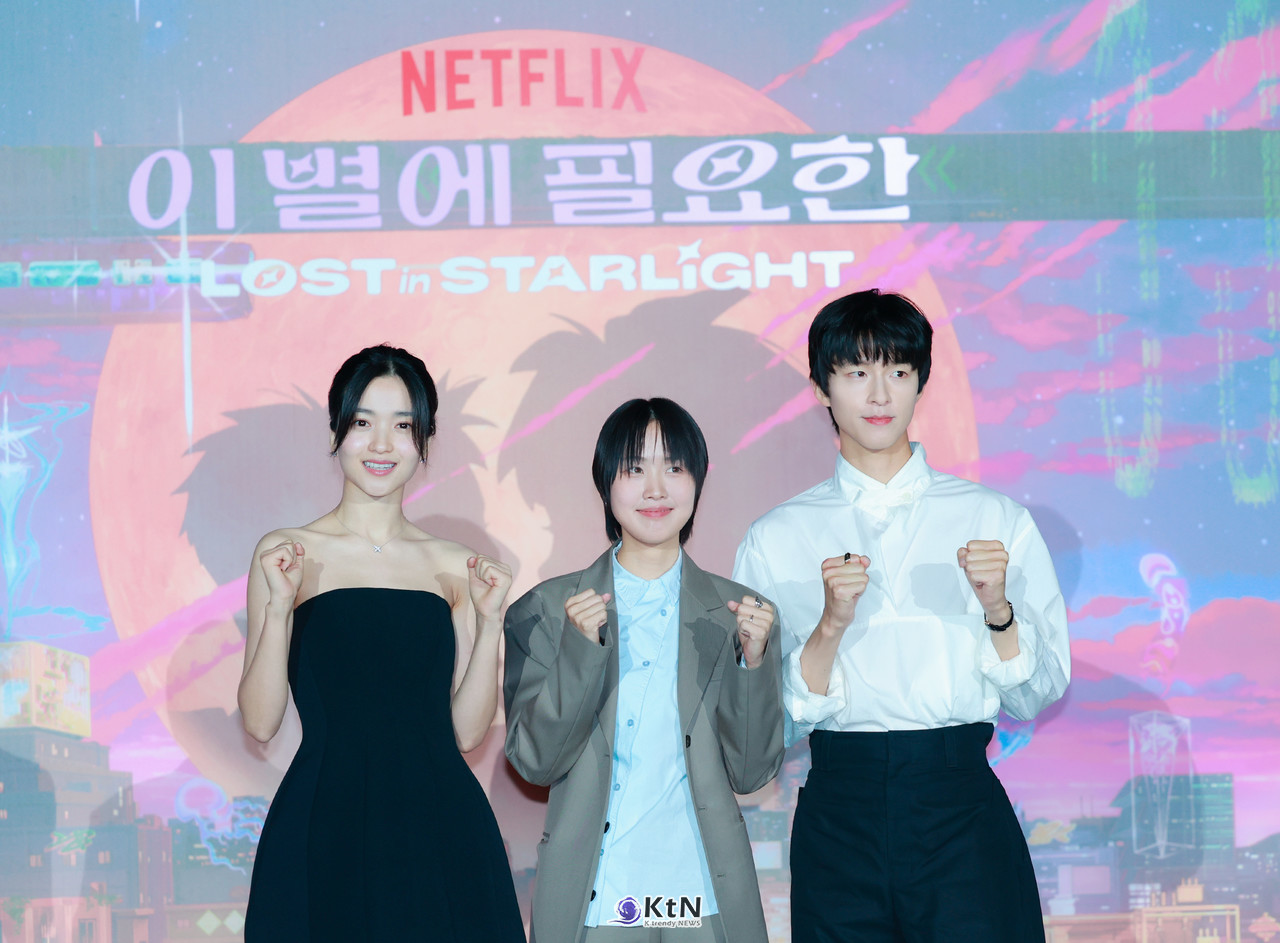 넷플릭스 첫 애니메이션 영화 '이 별에 필요한' 언론 시사회 및 간담회에 배우 김태리, 홍경, 한지원 감독이 참석해 포즈를 취하고 있다. / K trendy NEWS DB. ⓒ케이 트렌디뉴스 무단전재 및 수집, 재배포금지.