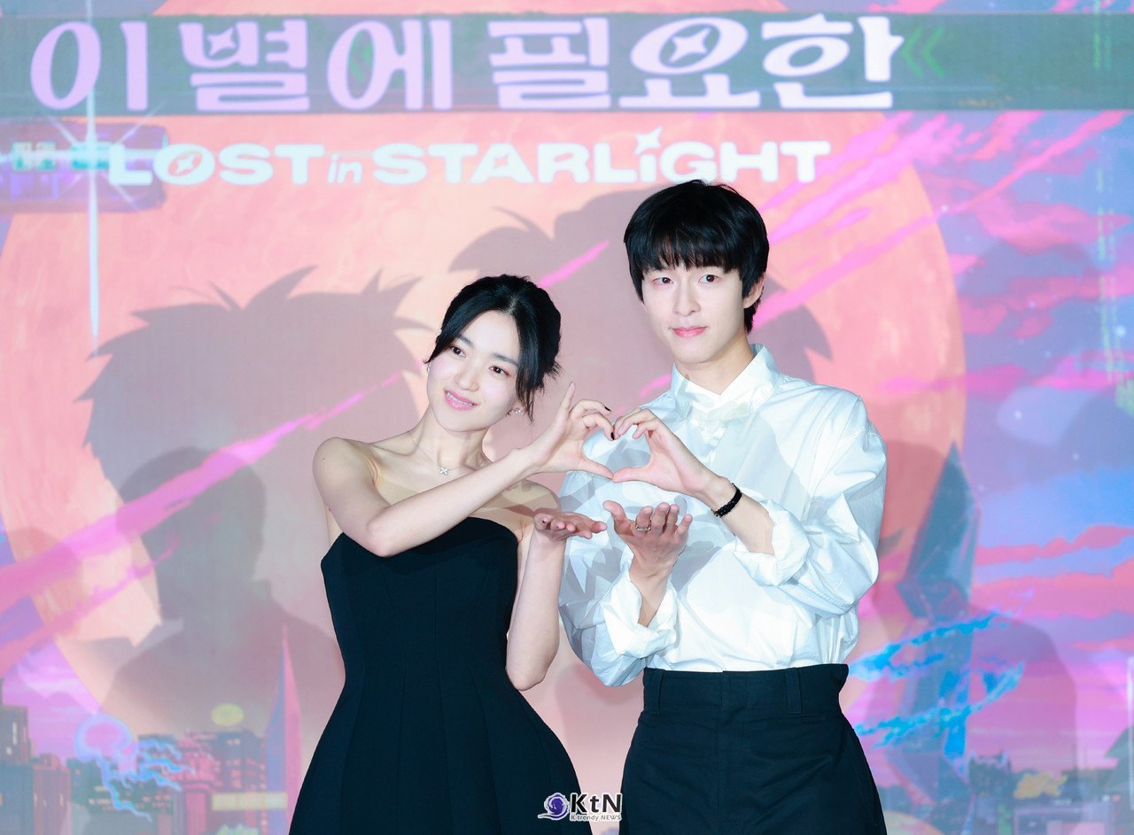 넷플릭스 첫 애니메이션 영화 '이 별에 필요한' 언론 시사회 및 간담회에 배우 김태리, 홍경이 참석해 포즈를 취하고 있다. / K trendy NEWS DB. ⓒ케이 트렌디뉴스 무단전재 및 수집, 재배포금지.