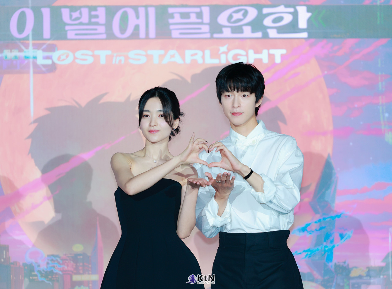 넷플릭스 첫 애니메이션 영화 '이 별에 필요한' 언론 시사회 및 간담회에 배우 김태리, 홍경이 참석해 포즈를 취하고 있다. / K trendy NEWS DB. ⓒ케이 트렌디뉴스 무단전재 및 수집, 재배포금지.