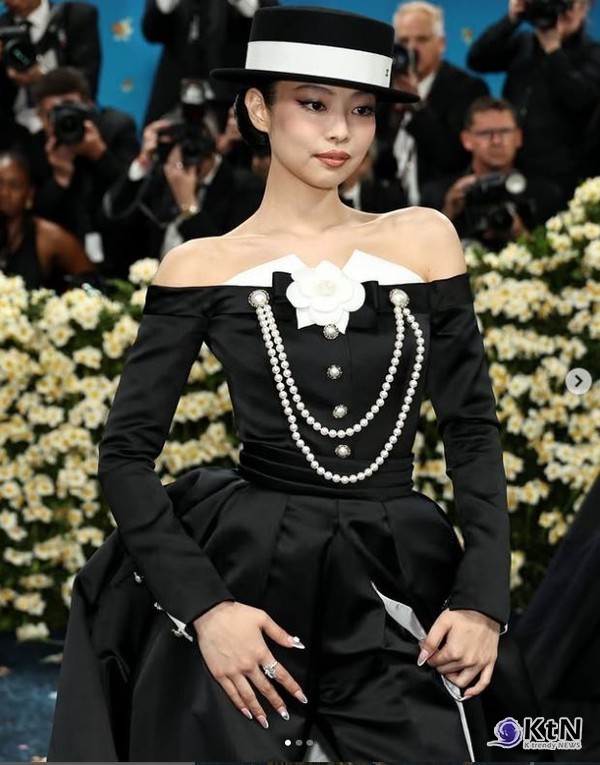 제니, 장 폴 고티에 ‘궁극의 뮤즈’로 공식 발탁… 패션계 정복 또 한 걸음  사진=2025 05.29   ‘2025 멧 갈라(Met Gala)’ 인스타그램 갈무리  K trendy NEWS DB ⓒ케이 트렌디뉴스 무단전재 및 수집, 재배포금지