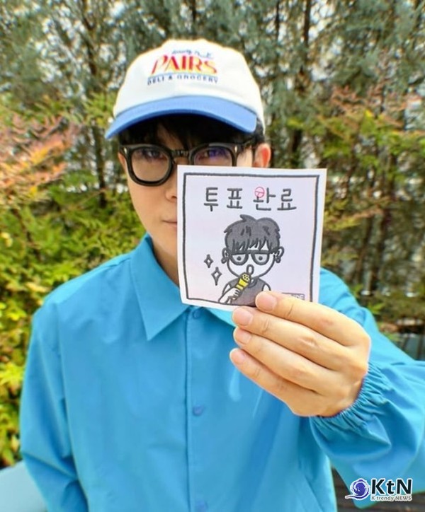  “유능한 일꾼 뽑자”…이승환, 파란 셔츠 입고 사전투표 인증 사진=2025 05.30  이승환 인스타그램 갈무리 K trendy NEWS DB ⓒ케이 트렌디뉴스 무단전재 및 수집, 재배포금지