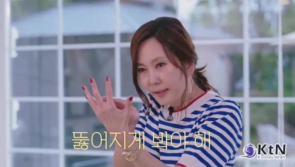 3500원 테무 티셔츠에 명품 가방? 김남주의 ‘하이엔드-로우엔드’ 패션  사진=2025 05.30  ‘김남주가 사랑하는 애장템 (ft. 눈물의 명품백)’ 유튜브 영상 갈무리 K trendy NEWS DB ⓒ케이 트렌디뉴스 무단전재 및 수집, 재배포금지