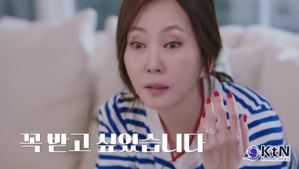 “그냥  큰 거 하나만" 김남주에게 ‘5캐럿 다이아몬드’ 반지 줄 때 김승우의 반응  사진=2025 05.30  “김남주가 사랑하는 애장템(ft. 눈물의 명품백)” 유튜브 영상 갈무리  K trendy NEWS DB ⓒ케이 트렌디뉴스 무단전재 및 수집, 재배포금지