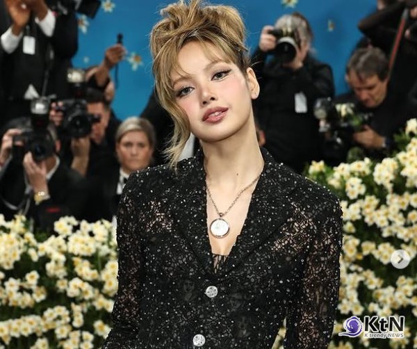 블랙핑크 리사, 첫 솔로 다큐멘터리 제작…“무대 밖의 진짜 나, 담았다” 사진=2025 05.30 metgalaofficial 인스타그램 갈무리  K trendy NEWS DB ⓒ케이 트렌디뉴스 무단전재 및 수집, 재배포금지