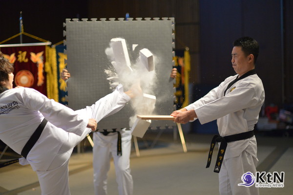 [KtN 포토] KOREA 태권도 유네스코 등재 추진단 현장 김혜리 감독 격파 시범/사진=K trendy NEWS DB ⓒ케이 트렌디뉴스 무단전재 및 수집, 재배포금지