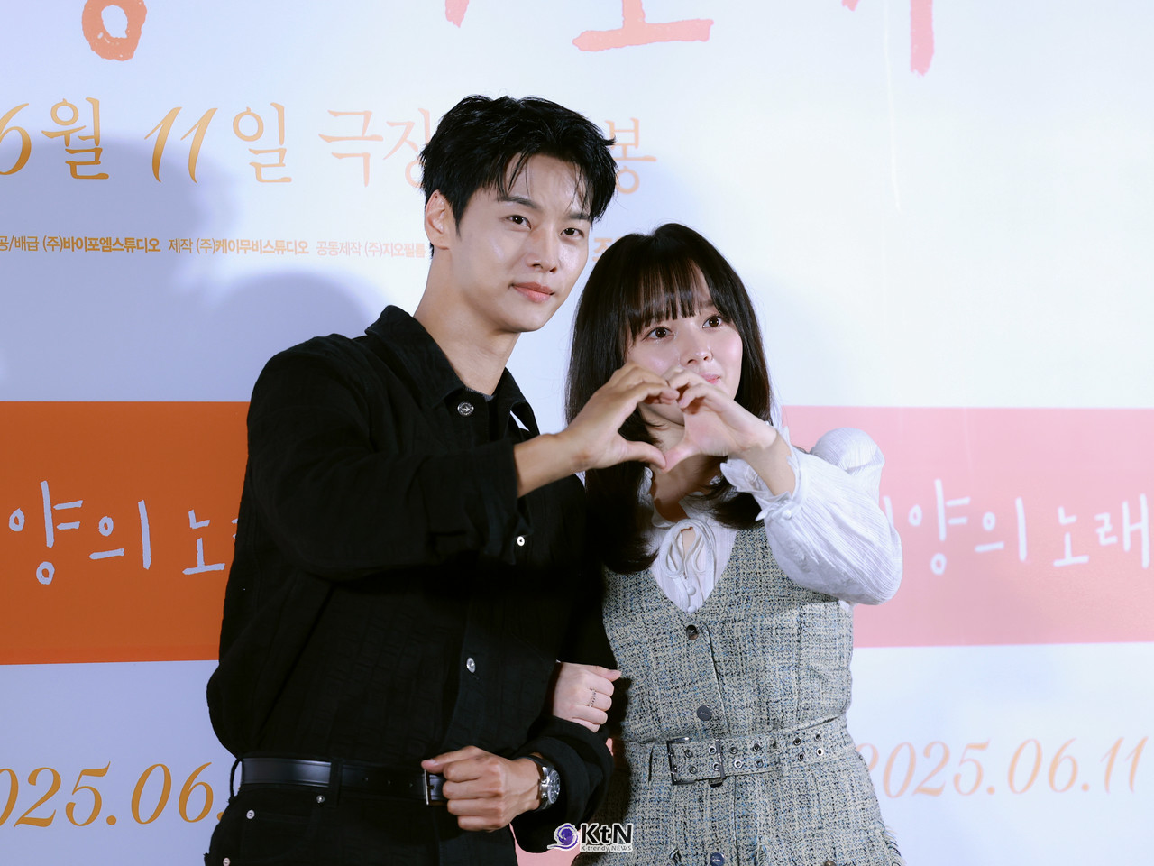 영화 '태양의 노래' 언론, 배급 시사회 및 시사회에 배우 정지소, 차학연이 참석해 다양한 이야기를 나누고 포토타임에 포즈를 취하고 있다. / K trendy NEWS DB. ⓒ케이 트렌디뉴스 무단전재 및 수집, 재배포금지.