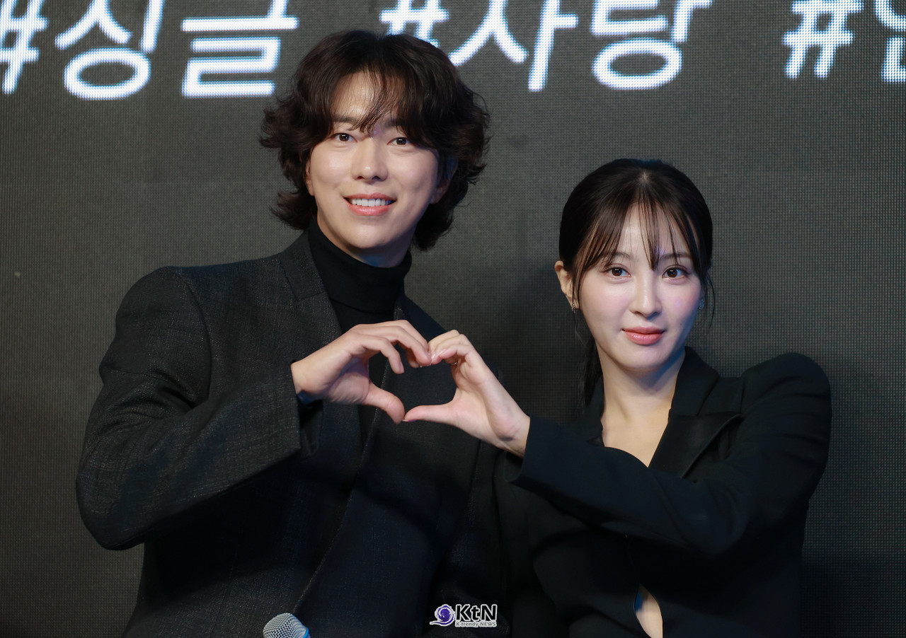 숏폼 콘텐츠 플랫폼 '펄스픽' 첫 미디어 론칭 데이에 드라마 '싱글남녀'의 주연배우 윤현민, 김혜성, 이정섭감독이 다정하게 포즈를 취하고 있다. / 사진=K trendy NEWS DB ⓒ케이 트렌디뉴스 무단전재 및 수집, 재배포금지.