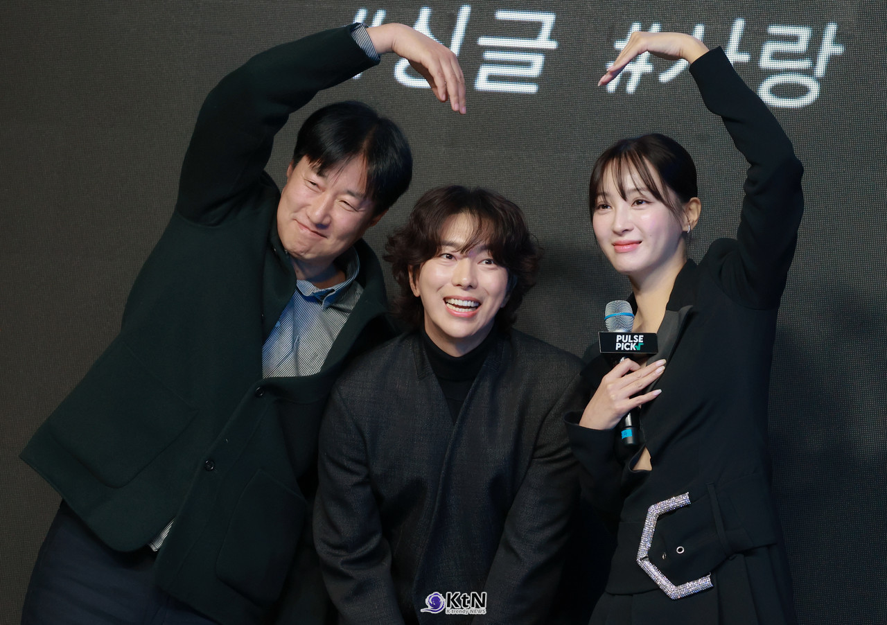 숏폼 콘텐츠 플랫폼 '펄스픽' 첫 미디어 론칭 데이에 드라마 '싱글남녀'의 주연배우 윤현민, 김혜성, 이정섭감독이 다정하게 포즈를 취하고 있다. / 사진=K trendy NEWS DB ⓒ케이 트렌디뉴스 무단전재 및 수집, 재배포금지.