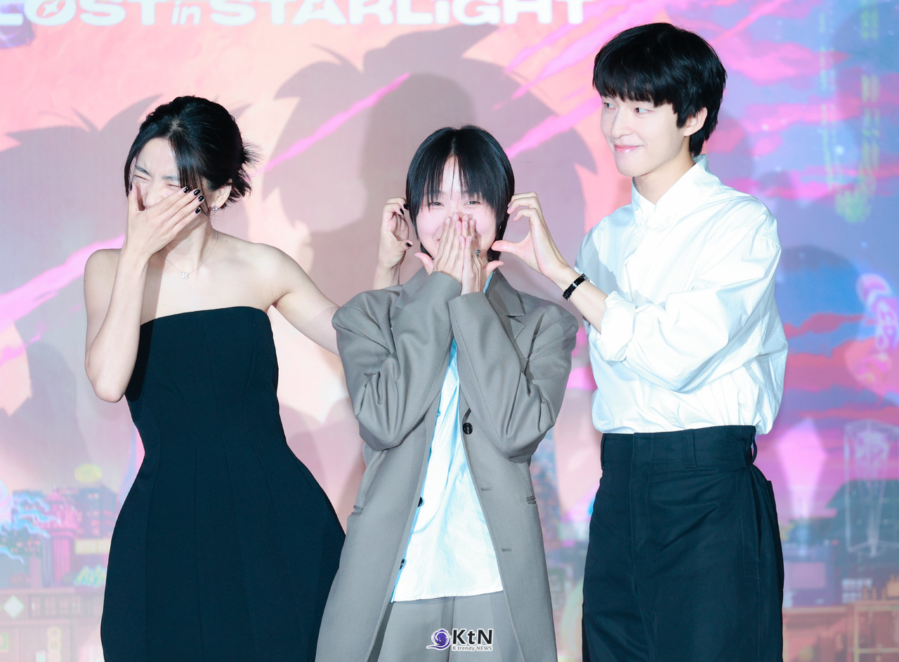 넷플릭스 첫 애니메이션 영화 '이 별에 필요한' 언론 시사회 및 간담회에 배우 김태리, 홍경, 한지원 감독이 참석해 포즈를 취하고 있다. / K trendy NEWS DB. ⓒ케이 트렌디뉴스 무단전재 및 수집, 재배포금지.