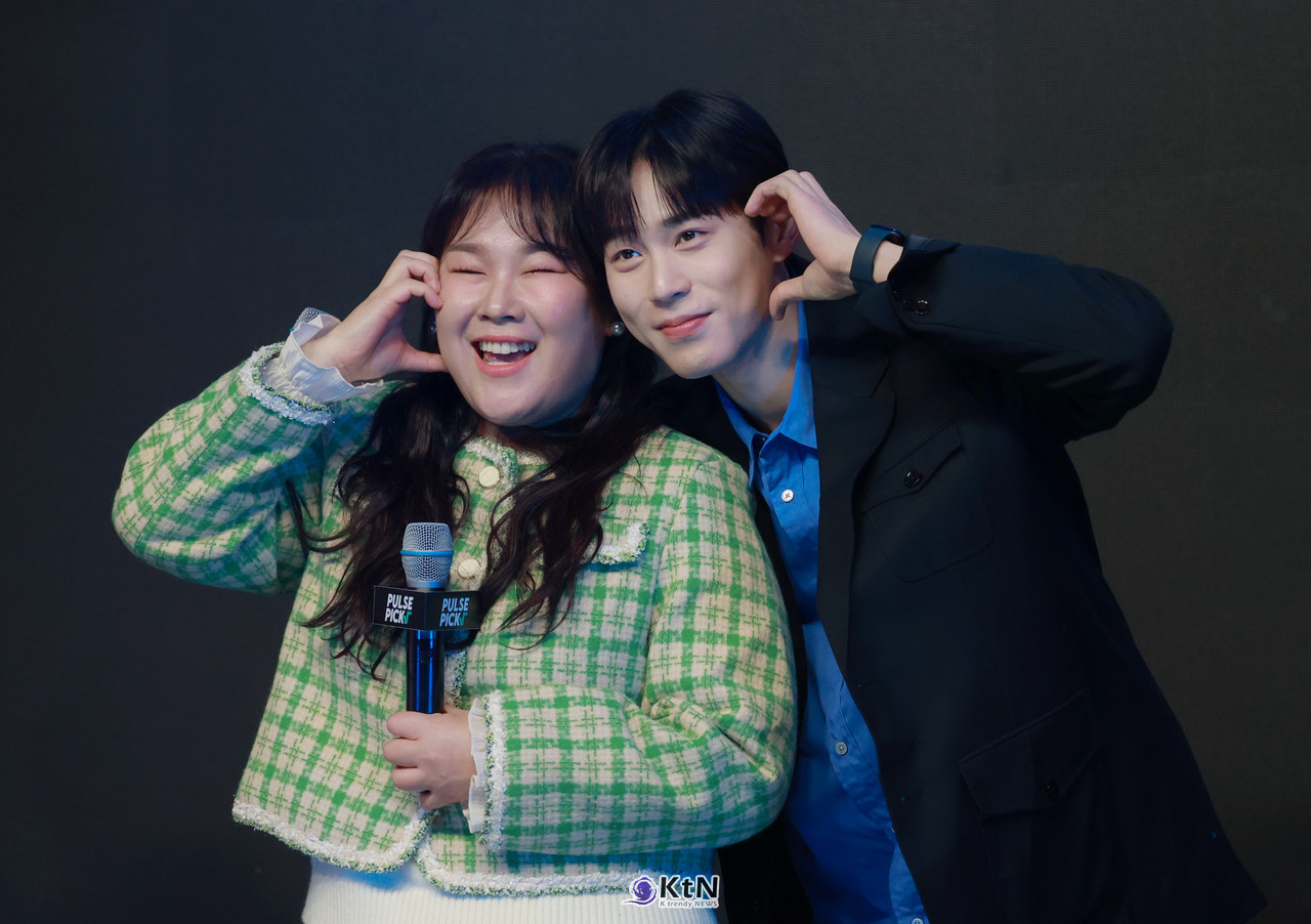 숏폼 콘텐츠 플랫폼 '펄스픽' 첫 미디어 론칭 데이에 드라마 '코드네임B: 국밥집요원들'의 주연배우 김민경, 이동원이 다정하게 포즈를 취하고 있다. / 사진=K trendy NEWS DB ⓒ케이 트렌디뉴스 무단전재 및 수집, 재배포금지.