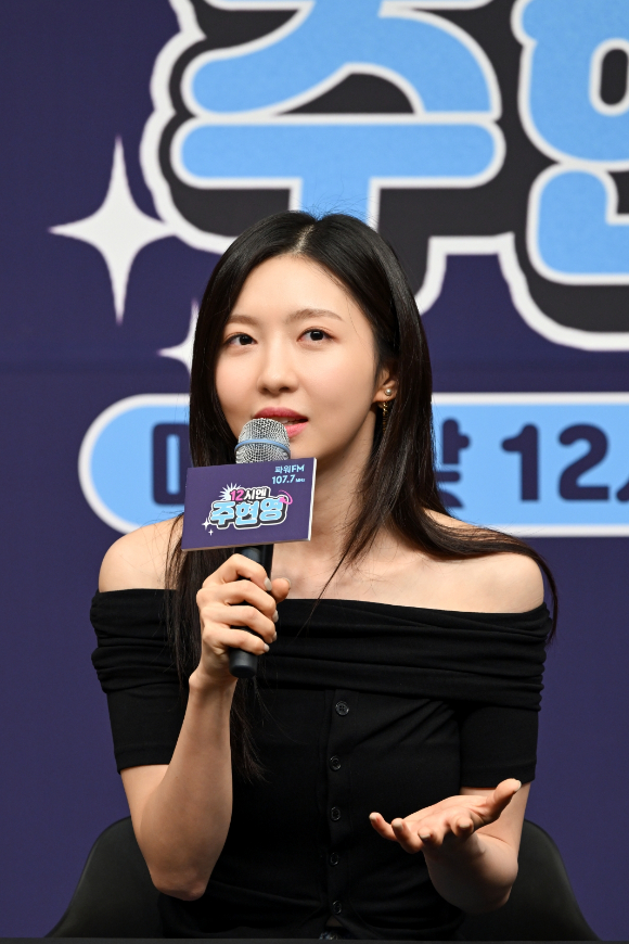 주현영, 촬영 중 교통사고…“심각한 부상은 아니지만 당분간 회복 집중” 사진=2025 06.05   SBS 파워FM '12시엔 주현영' 기자간담회에서 포즈를 취하고 있다. [사진=SBS] K trendy NEWS DB ⓒ케이 트렌디뉴스 무단전재 및 수집, 재배포금지