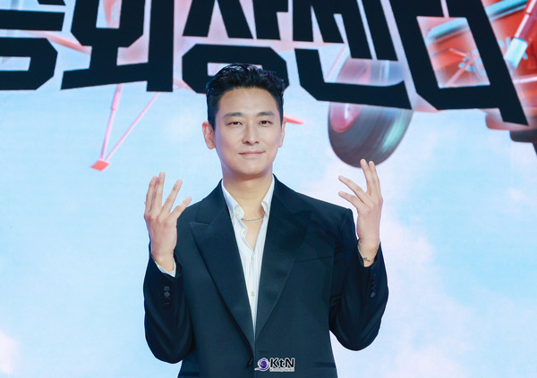  하지원, 탱크톱+와이드진 여름룩 “이게 47세 맞아?”…탄탄 복근에 팬들 감탄  사진=2025 06.05  하지원은 현재 배우 주지훈과 함께 드라마 클라이맥스를 촬영 중이다.  K trendy NEWS DB ⓒ케이 트렌디뉴스 무단전재 및 수집, 재배포금지