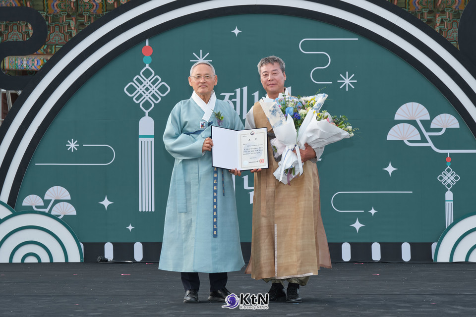 유 장관이 국악 발전 공로자에게 시상하며 감사를 전하는 모습./사진=2025.06.05 문화체육관광부, K trendy NEWS DB ⓒ케이 트렌디뉴스 무단전재 및 수집, 재배포금지